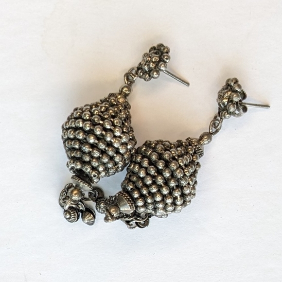 Vintage distressed silver dangling earrings - Picture 3 of 4